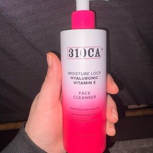 Moisture Lock Hyaluronic Vitamin E Face Cleanser - Pink